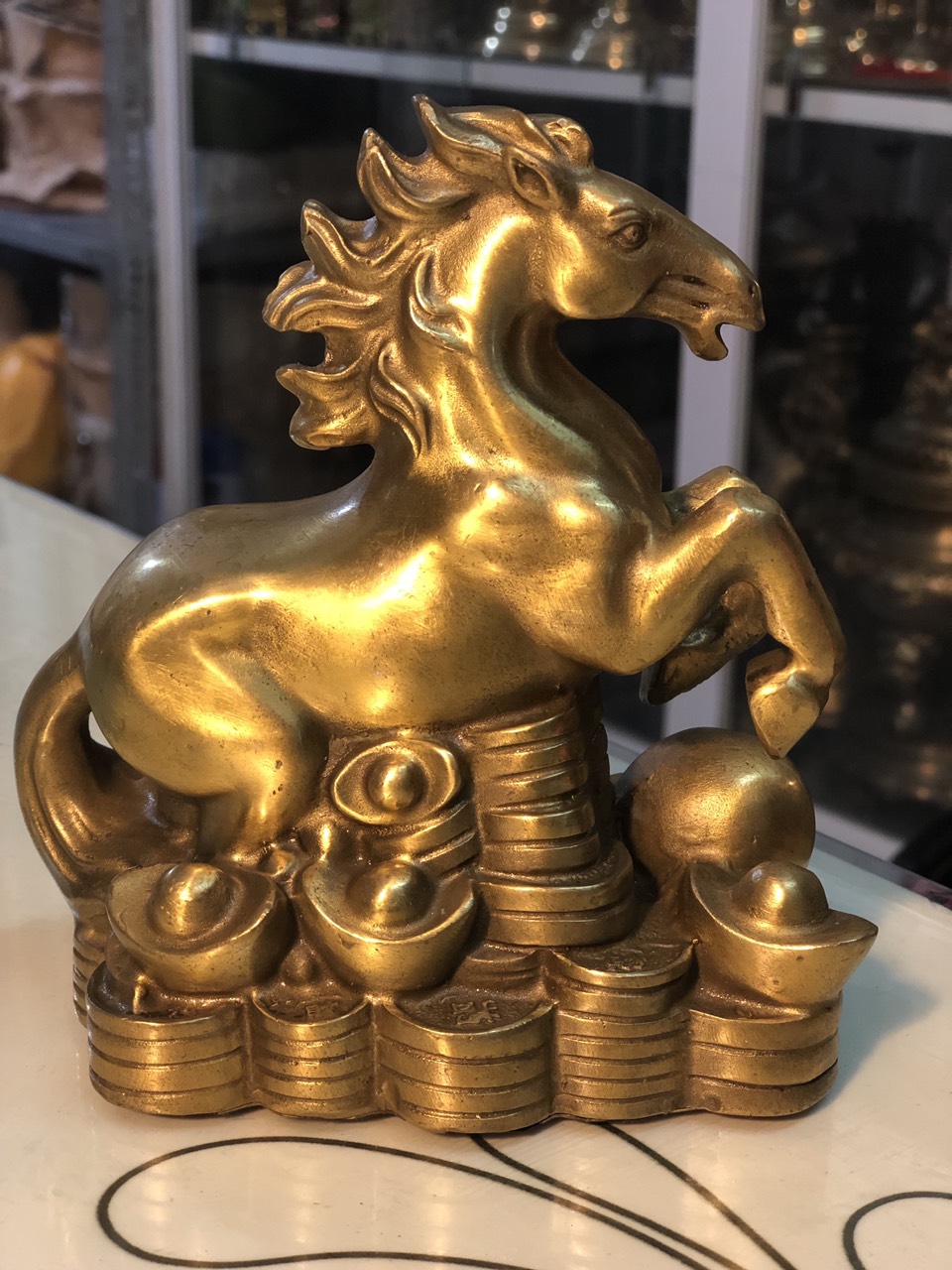 Tượng ngựa đứng trên tiền phong thủy bằng đồng