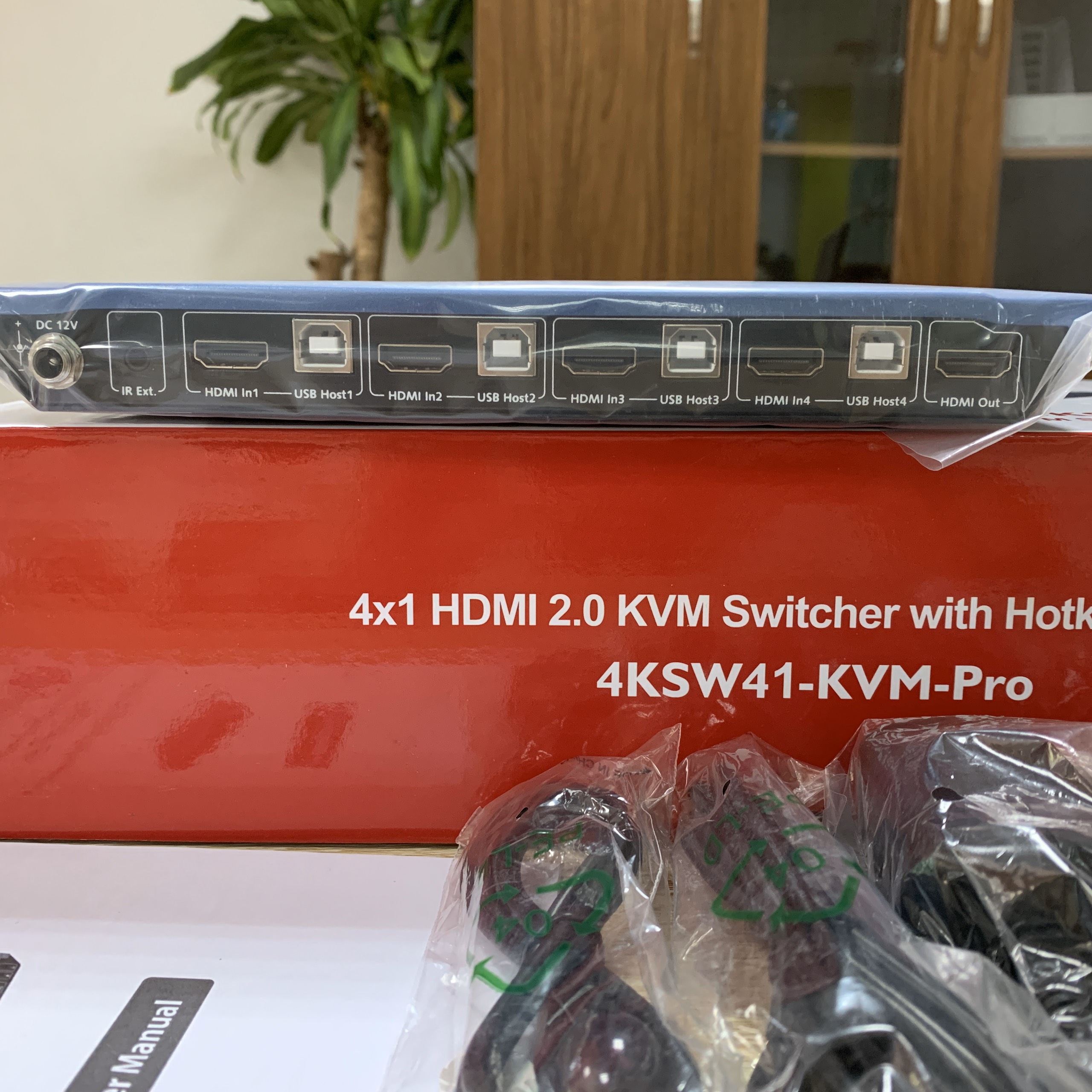 KVM HDMI 4 cổng PRO AV Access 4KSW41-KVM-PRO 4K60hz, DR10, HDCP 2.2, 5Multi-view Mode, Remote Control, Mic in/Audio Out - Hàng chính hãng