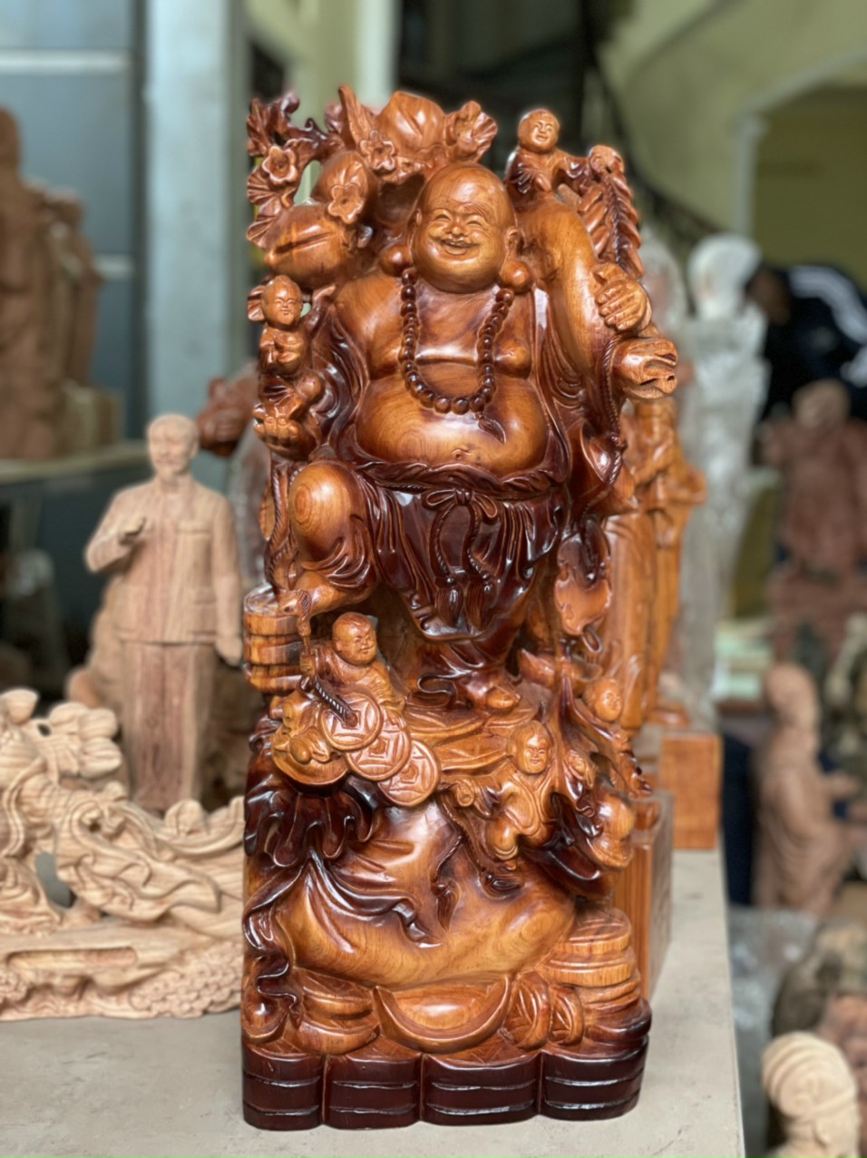 Tượng phật di lặc ngũ phúc vác cành đào bằng gỗ hương đá tô làm mầu giả cổ kt cao 60×24×14cm
