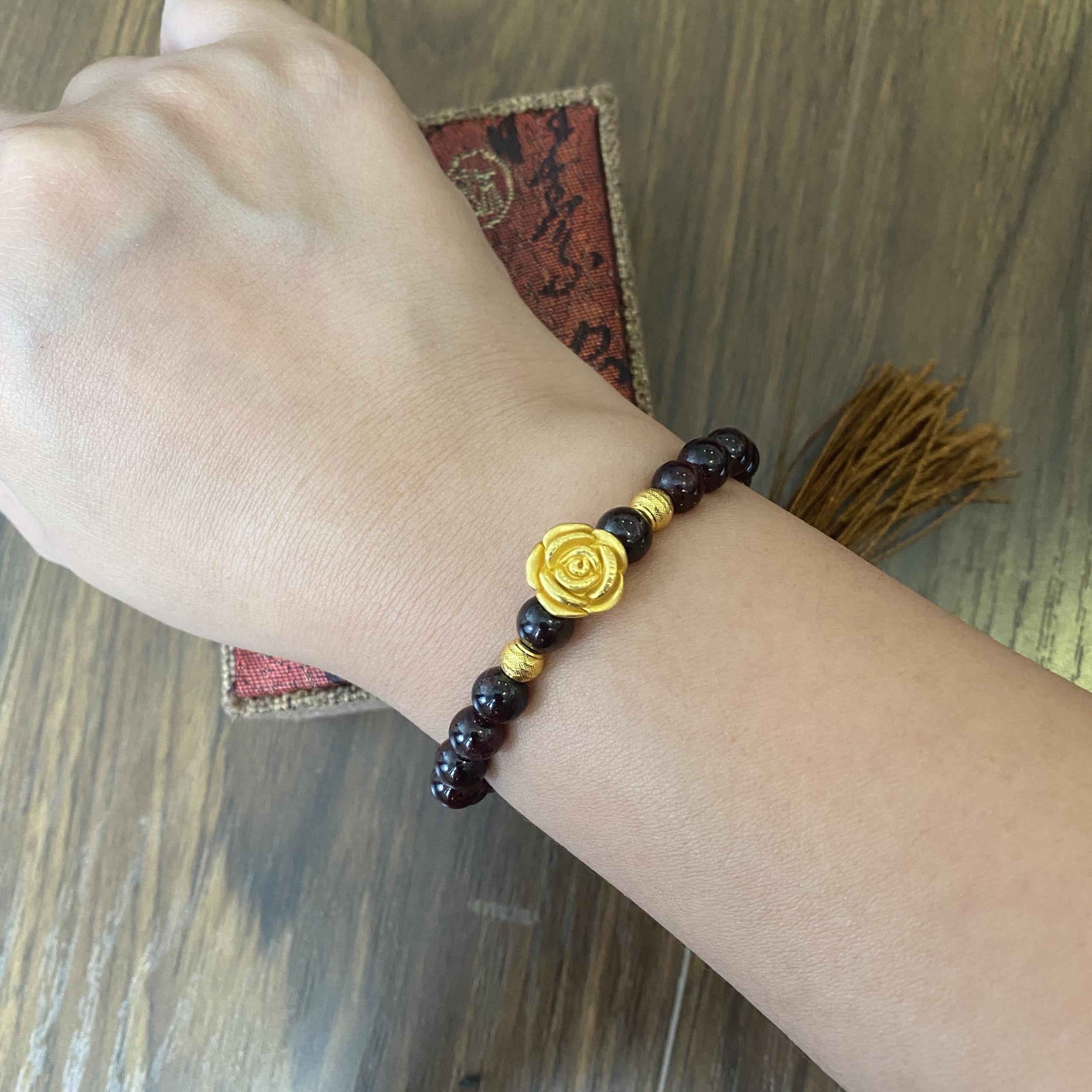 Vòng Đá Thạch Hồng Lựu 8 Ly Mix Charm Hoa Hồng Bi vàng 24K