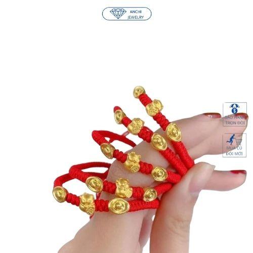 Vòng tay charm vàng dây bện chỉ đỏ charm mèo thần tài thỏi vàng, Anchi jewelry