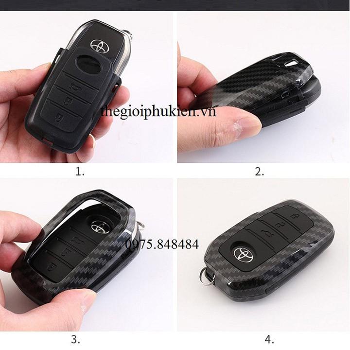 Ốp bọc chìa khóa xe Toyota Fortuner, Camry, Prado vân Carbon kèm móc đeo INOX