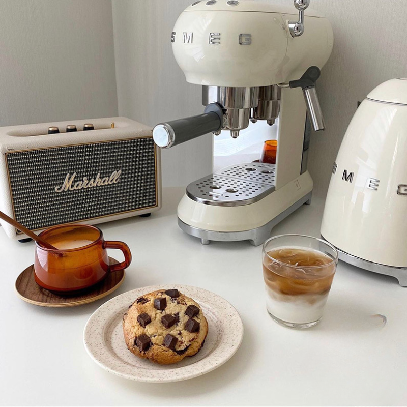 Máy pha cà phê Smeg màu kem ECF01CREU Hàng Chính Hãng