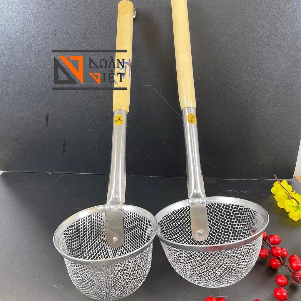 Vợt TRỤNG HỦ TIẾU, MÌ inox SÂU LỒNG, cán gỗ, có móc treo tiện dụng NHIỀU SIZE- Dụng cụ nấu ăn, nhà bếp