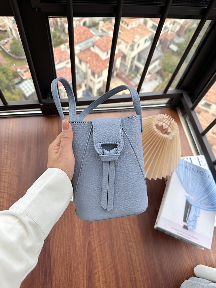 Túi đeo chéo nữ phong cách dễ thương – BEE GEE DCNU1062