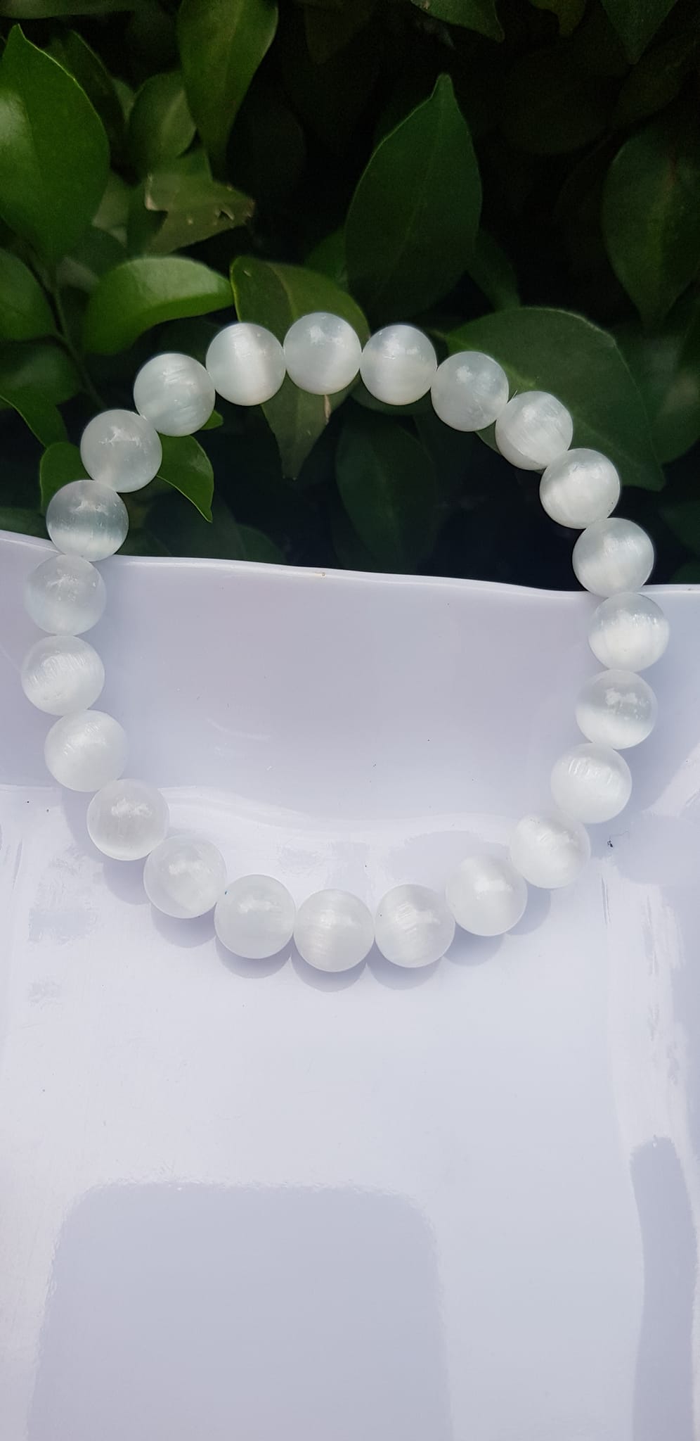 Vòng tay phong thủy may mắn Nữ đá mắt mèo trắng thiên nhiên Size hạt 8mm bóng sáng tuyệt đẹp màu trắng trong ánh sáng đẹp Chất liệu đá mắt mèo bóng đẹp chuẩn hợp nữ mệnh kim, mệnh thủy đeo giá rẻ bao đẹp ạ  đeo tốt sức khỏe, may mắn phong thủy tài lộc ạ