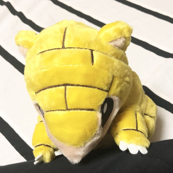 Gấu Bông Pokemon - Chuột Chũi Sandshrew Vàng Có Dây Kéo (25 Cm) Gb208 (Tặng 1 Móc Khóa Dây Da Pu Đính Đá Lấp Lánh