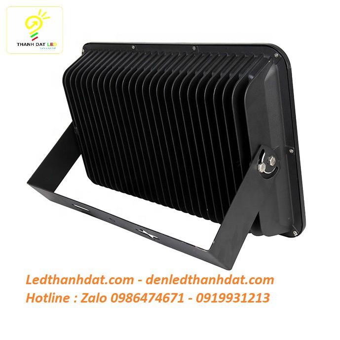 Đèn led pha chóa phễu công suất 200w