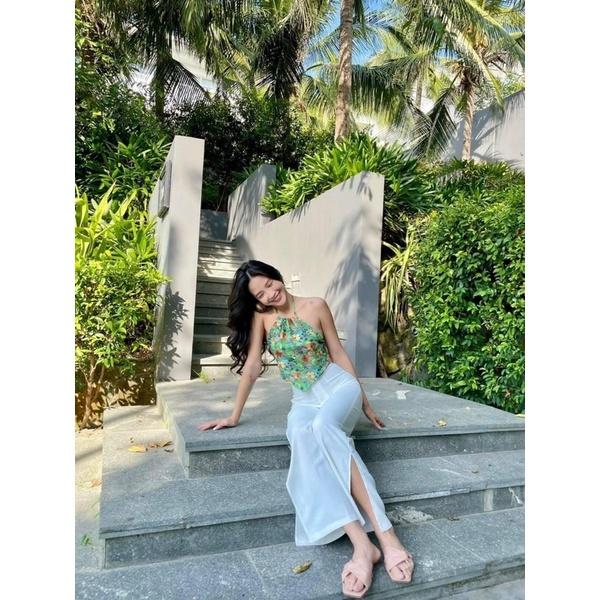 Set áo croptop cổ yếm hoa xanh lá cột dây lưng kèm quần suông trắng