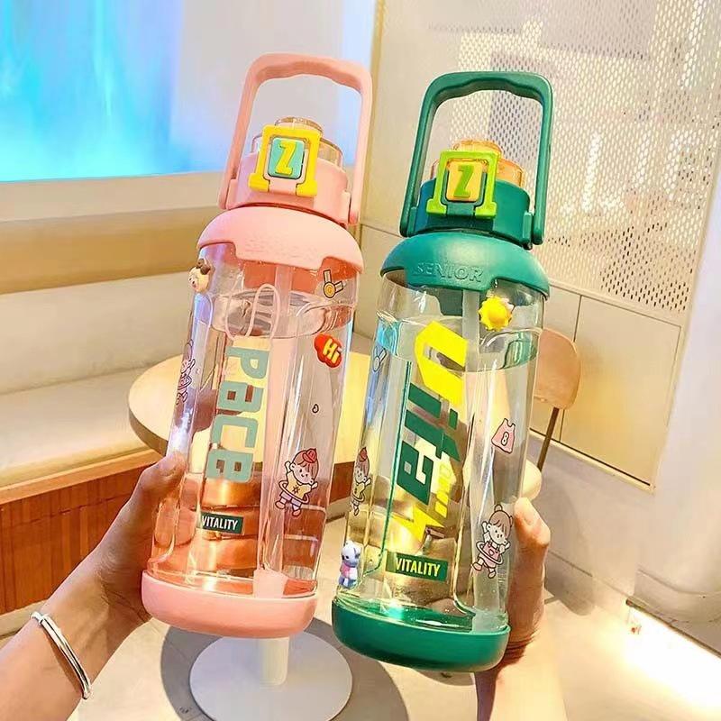 Bình Nước 1800ml Chữ Z Kèm Sticker MÃ 2023 - SẢN PHẨM TREND