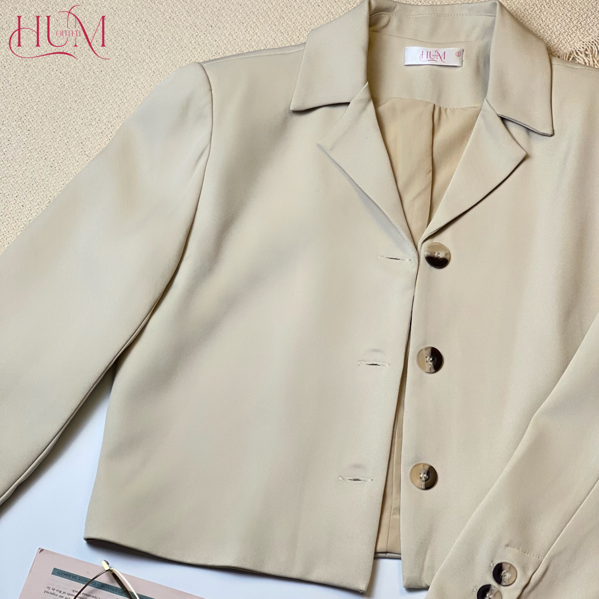 Áo Blazer, áo vest nữ thân ngắn, tay dài, form mềm mại, nút dạ vân sừng xà cừ, màu Nude nhạt, hàng thiết kế - Taurus B02