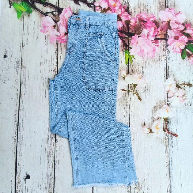 Quần jeans ống rộng túi trước model