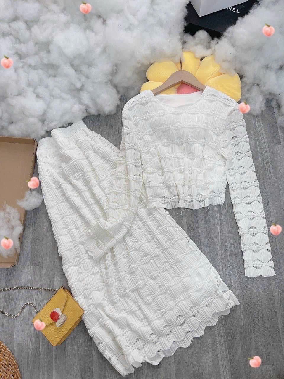 Set công sở áo dài tay và chân váy chữ A màu trắng thanh lịch
