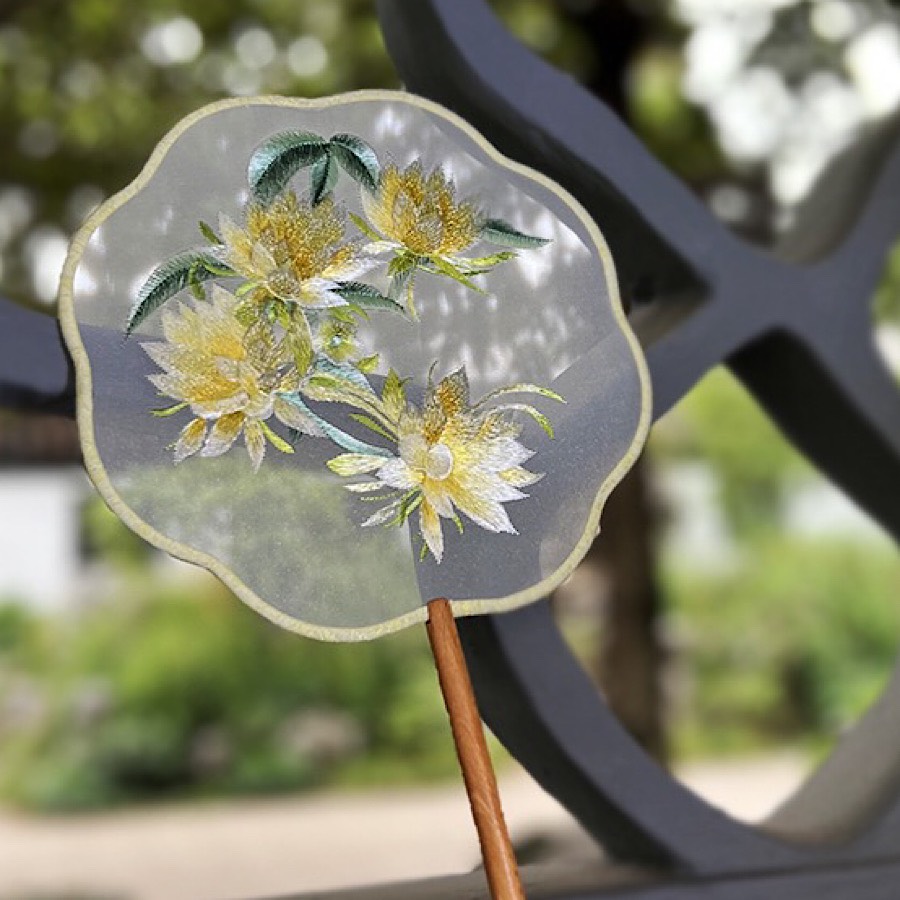 QUẠT CỔ TRANG THÊU HOA QUỲNH 2 MẶT