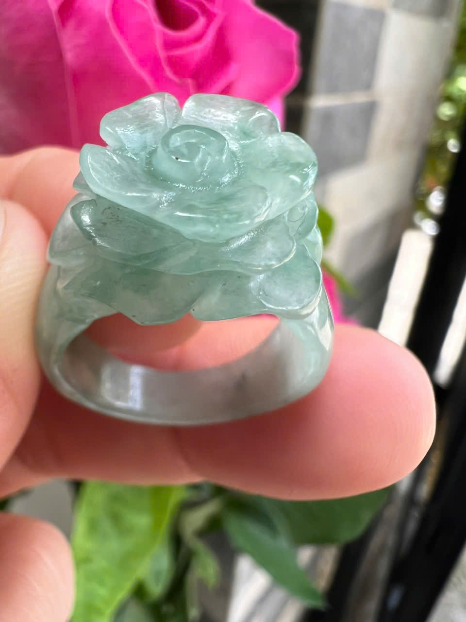 Nhẫn Nữ mới chạm Bông Hồng Nổi Đá Cẩm Thạch Tự Nhiên màu Xanh Đều Bóng đẹp Ni 18mm Cao 28mm Dầy 3mm Chị em Nữ đeo lên tay xinh xắn ạ