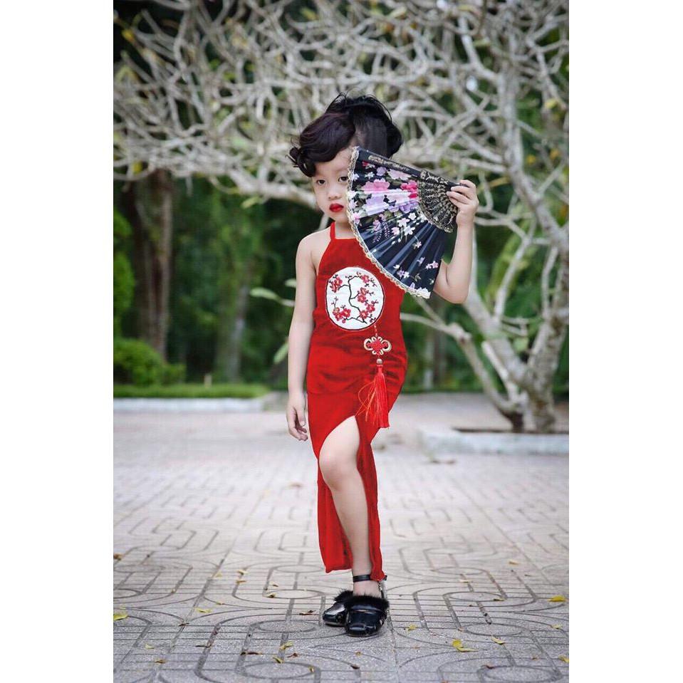 Đầm yếm nhung body xẻ tà