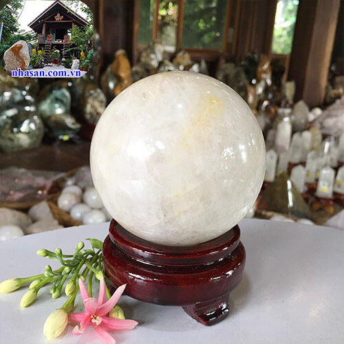 Quả cầu đá thạch anh trắng tự nhiên phong thủy QC825 nặng 700gr đường kính 8cm – Vật phẩm phong thủy tài lộc, may mắn và bình an