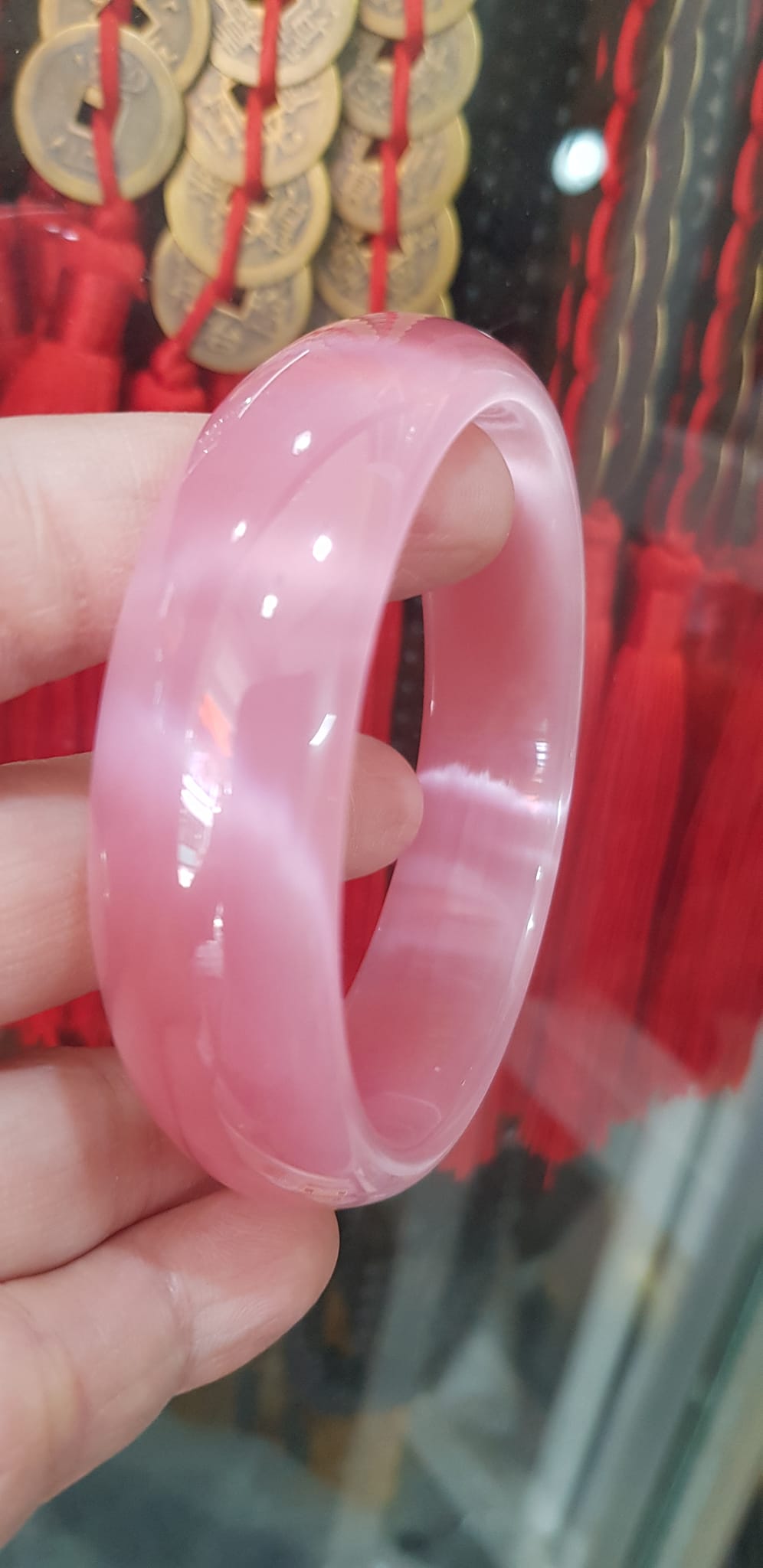 Vòng tay nữ đá mắt mèo Bản Hẹ Trắng mới Ni 60mm x Cao 18mm x Dầy 7mm Màu hồng tươi bóng sáng đẹp hợp Nữ mệnh hoả mệnh thổ Nữ 56kg - 65kg đeo ạ