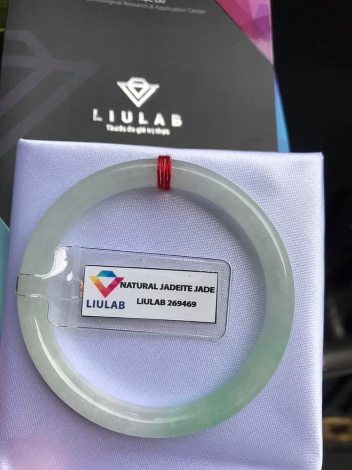 Vòng Tay Đá Cẩm Thạch TR LÝ A 51mmx Dầy 6,5mm Kèm Giấy Kiểm định Liulab No 269469 Chất liệu đá cẩm thạch tự nhiên trắng Điểm Xanh Lý 1 Bên Nữ cân nặng 50kg - 56kg đeo ạ