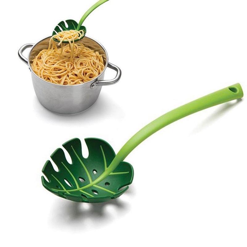 Muôi muỗng múc canh hình chiếc lá - Muỗng vớt mì cán dài tiện lợi - Vá múc canh ăn lẩu có lỗ lọc thức ăn 2in1