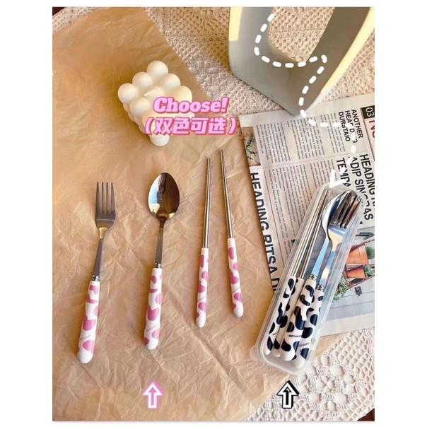Bộ đũa thìa inox cá nhân hoạ tiết bò sữa dễ thương - Set 3 thìa đũa muỗng văn phòng, dã ngoại, du lịch