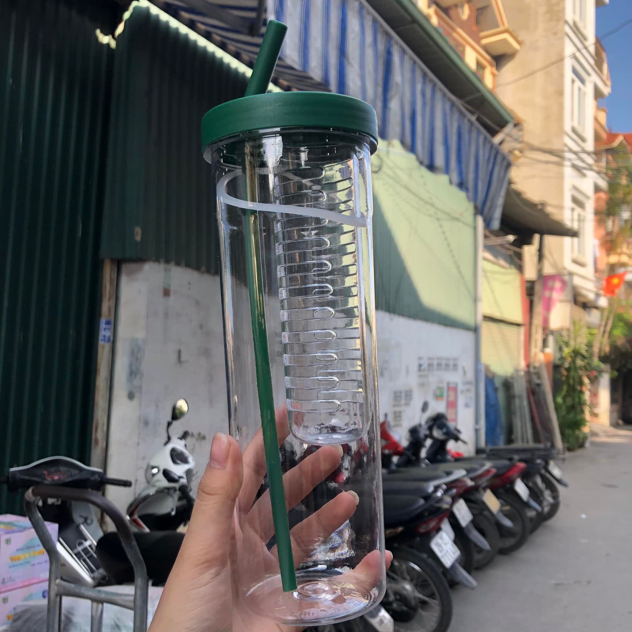 BÌNH ĐỰNG NƯỚC DETOX CÓ NGĂN ĐỂ HOA QUẢ TIỆN LỢI - DUNG TÍCH 700ML