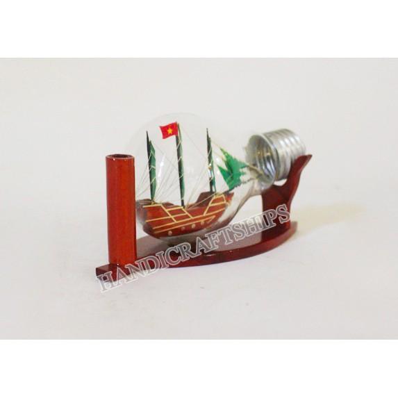Thuyền buồm gỗ Hạ Long trong bóng đèn