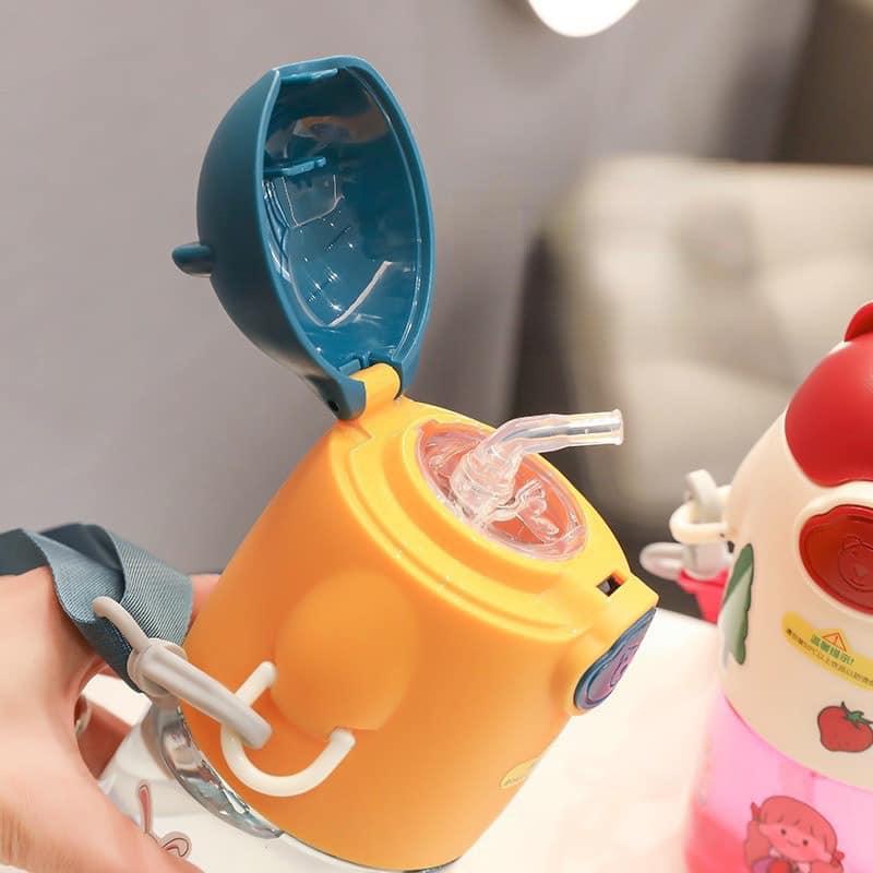 Bình Đựng Nước Ngộ Nghĩnh 650ML Tích Hợp Ống Hút Có Quai Đeo Tặng Kèm Sticker Đáng Yêu