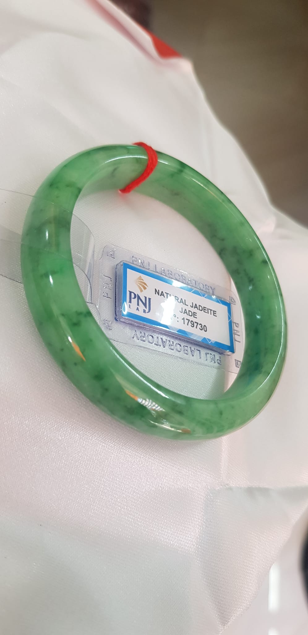 Vòng Cẩm Thạch tự nhiên Vip Bản Hẹ ĐL Ni 56mm x Cao 12mm x dầy 7,8mm Vòng kiểm định P No 179730 màu Xanh Lý Đều bóng vân đậu lý cưng quá mượt đẹp Nữ mệnh Mộc Thủy Hỏa cân nặng 54kg - 63kg đeo rất đẹp sang tay ạ
