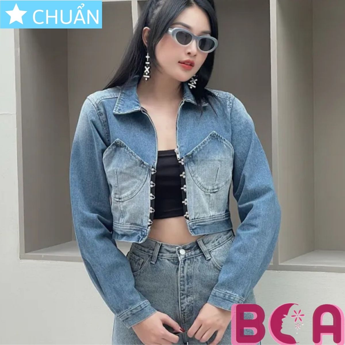 Áo khoác Jeans nữ cao cấp K17 ROSATA tại BCASHOP thiết kế độc lạ, nút cài thiết kế lạ mắt và thời trang