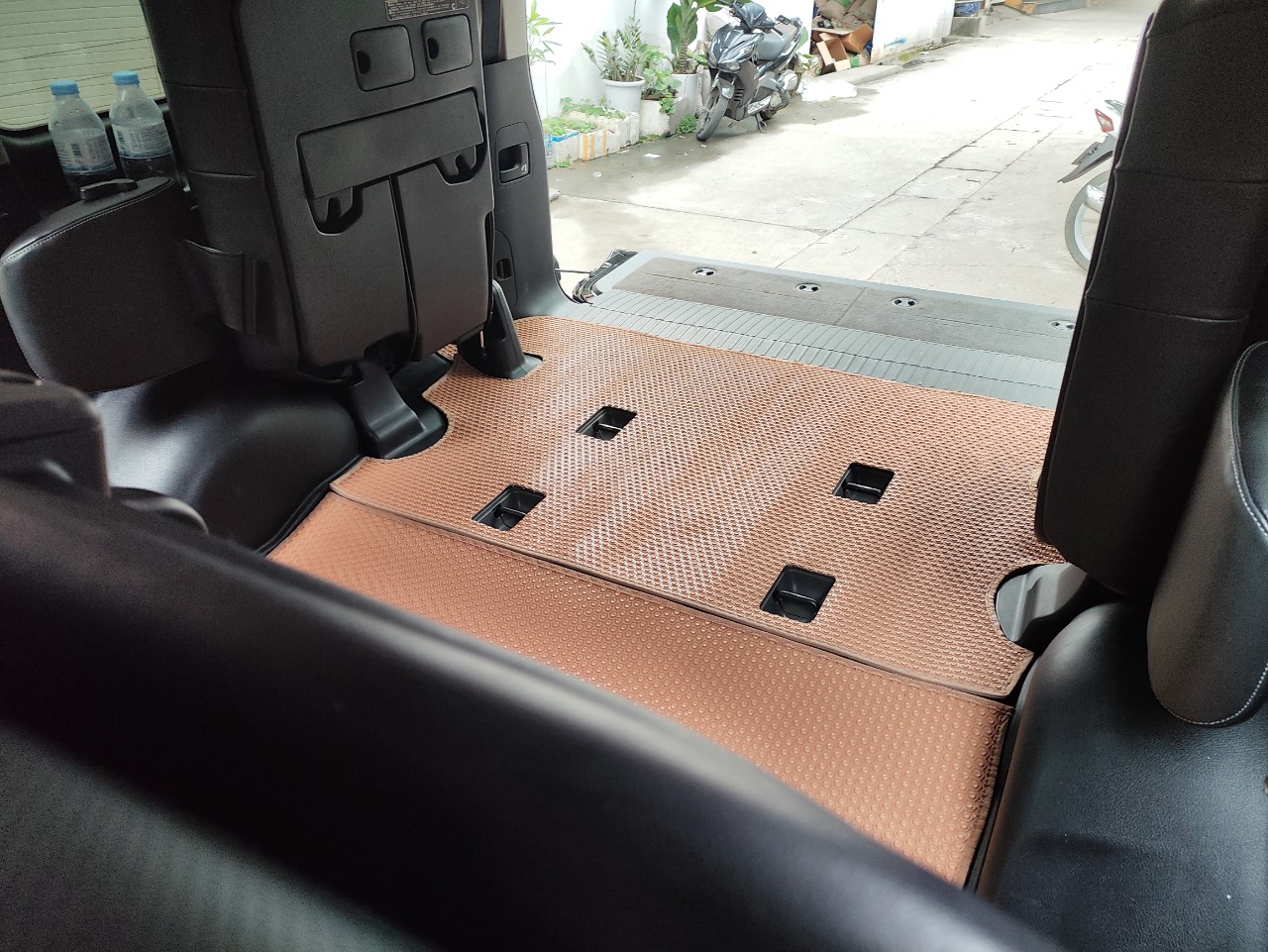 Thảm lót sàn ô tô KATA cho xe Lexus LX570 - Khít với sàn xe, Chống trơn, Không mùi, Không ẩm mốc