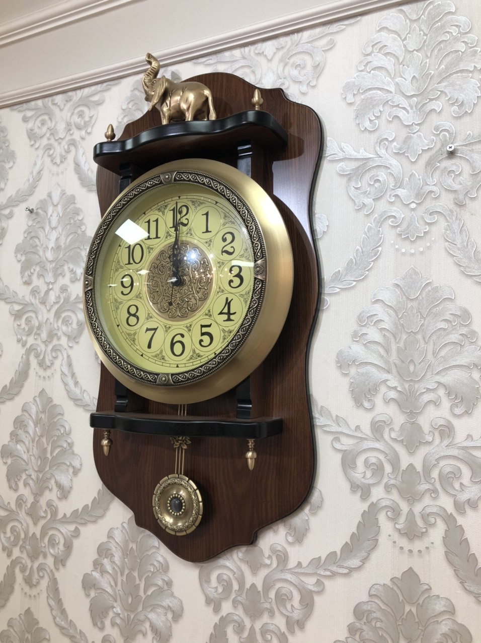 Đồng Hồ Treo Tường Quả lắc Cao Cấp Tân Cổ Điền Nhập Khẩu DHTT61 sang trọng, máy siêu tĩnh thích hợp cho mọi không gian phòng của bạn kể cả phong cách hiện đại hay tân cổ điển.