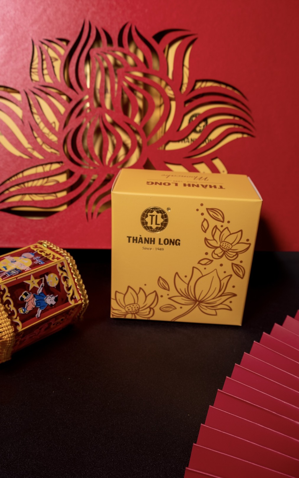 Bộ hộp Bánh trung thu 4 bánh 2 trứng 220g cao cấp tráng gương Long Hưng - Thành long - 880g - tặng 1 hộp trà - VIỆT NAM