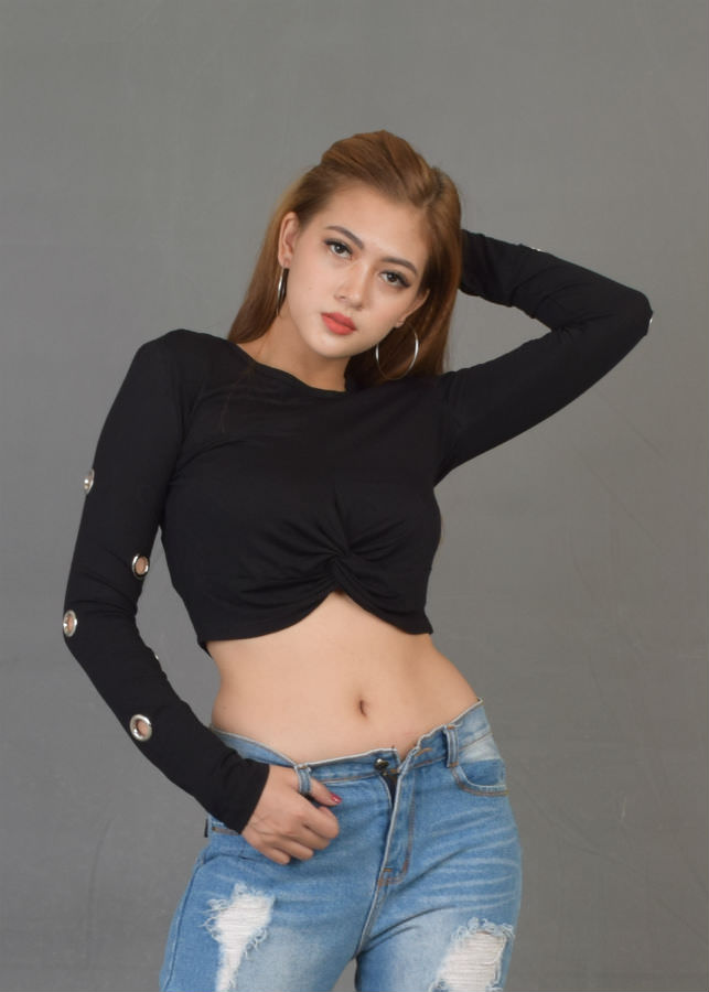 Áo Thun Nữ Croptop Tay Dài Đục Lỗ Xoắn Bụng - Đen