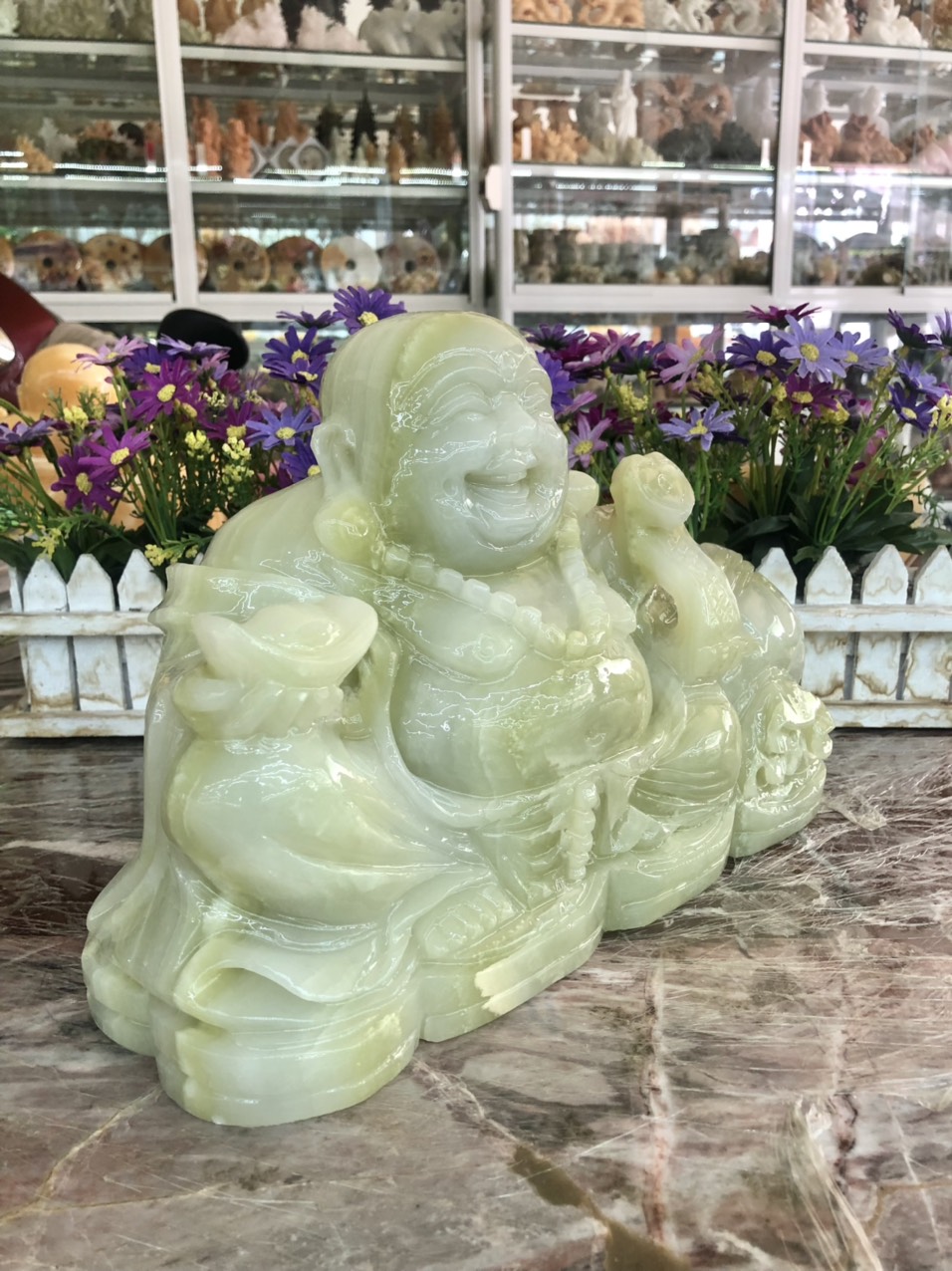 Tượng Phật Di Lặc ngồi cầm thỏi vàng phong thủy đá ngọc hoàng long - Dài 30 cm