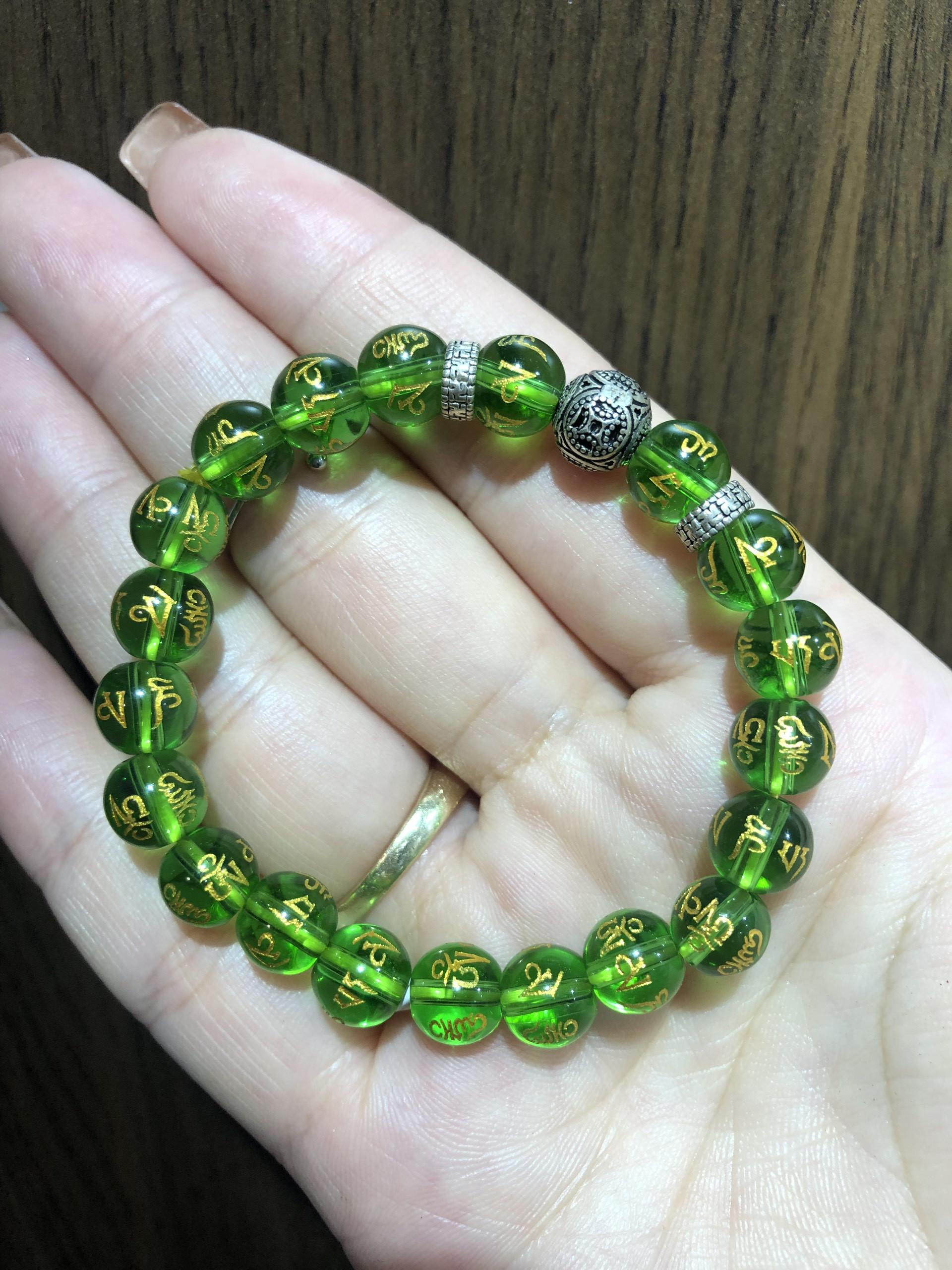 Vòng Đá Mã Não Xanh Khắc Chú Bình An 8 Ly Charm Bi Bạc Thái