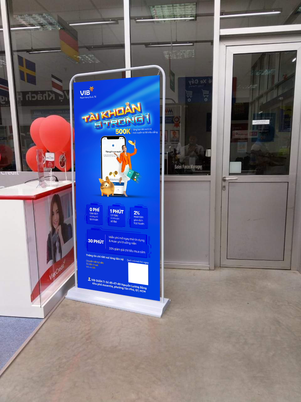 Standee đế sắt kiểu cửa có thể gấp xếp được dùng để treo tấm poster quảng cáo