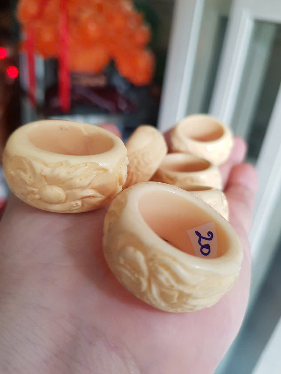 Nhẫn Nam Giả Ngà hay Xương Mỹ Nghệ Bản Hẹ Chạm Rồng Ni 20mm Cao 14mm Dầy 5mm màu trắng Dành Cho Các Anh Nam đeo nhẫn ngón tay cái hay bất kỳ ngón tay nào ni lọt vừa tay là 20mm rẻ vẫn đẹp như thường ạ