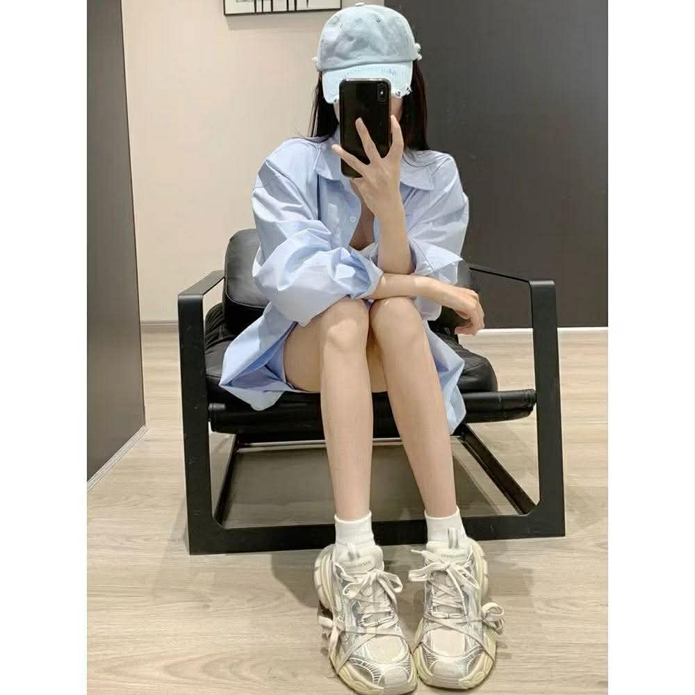 Bộ Áo sơ mi dài tay và chân váy ngắn dáng dài oversize màu xanh da trời cho nữ