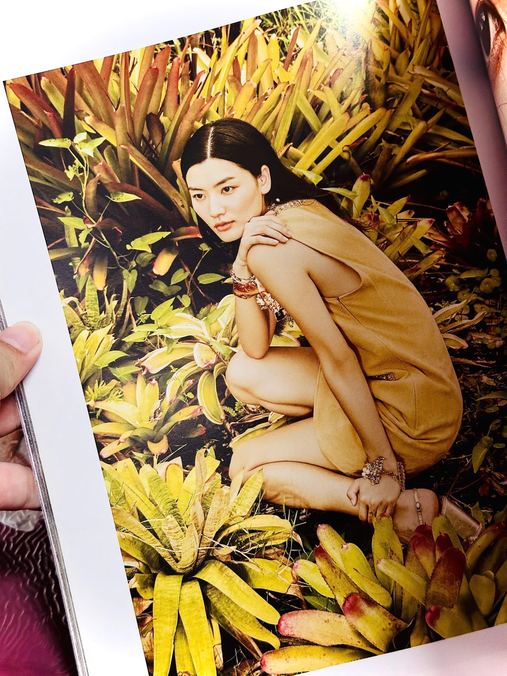 Tạp Chí Phái Đẹp Elle - 15 Years Of Love 2025 - Bìa Người Mẫu Du Yue [Bìa 2-Ngồi]