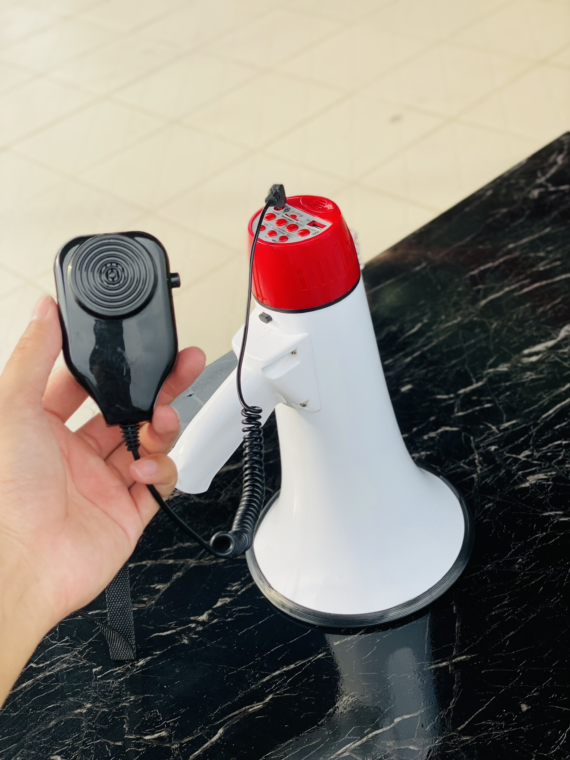 Thế Hệ Loa Phóng Thanh Cao Cấp L8H Thế Hệ Mới KÈM MIC Tích Hợp Pin Sạc - Mới Nhiều Tính Năng Cho Các Hoạt Động Ngoài Trời , Hàng chính hãng