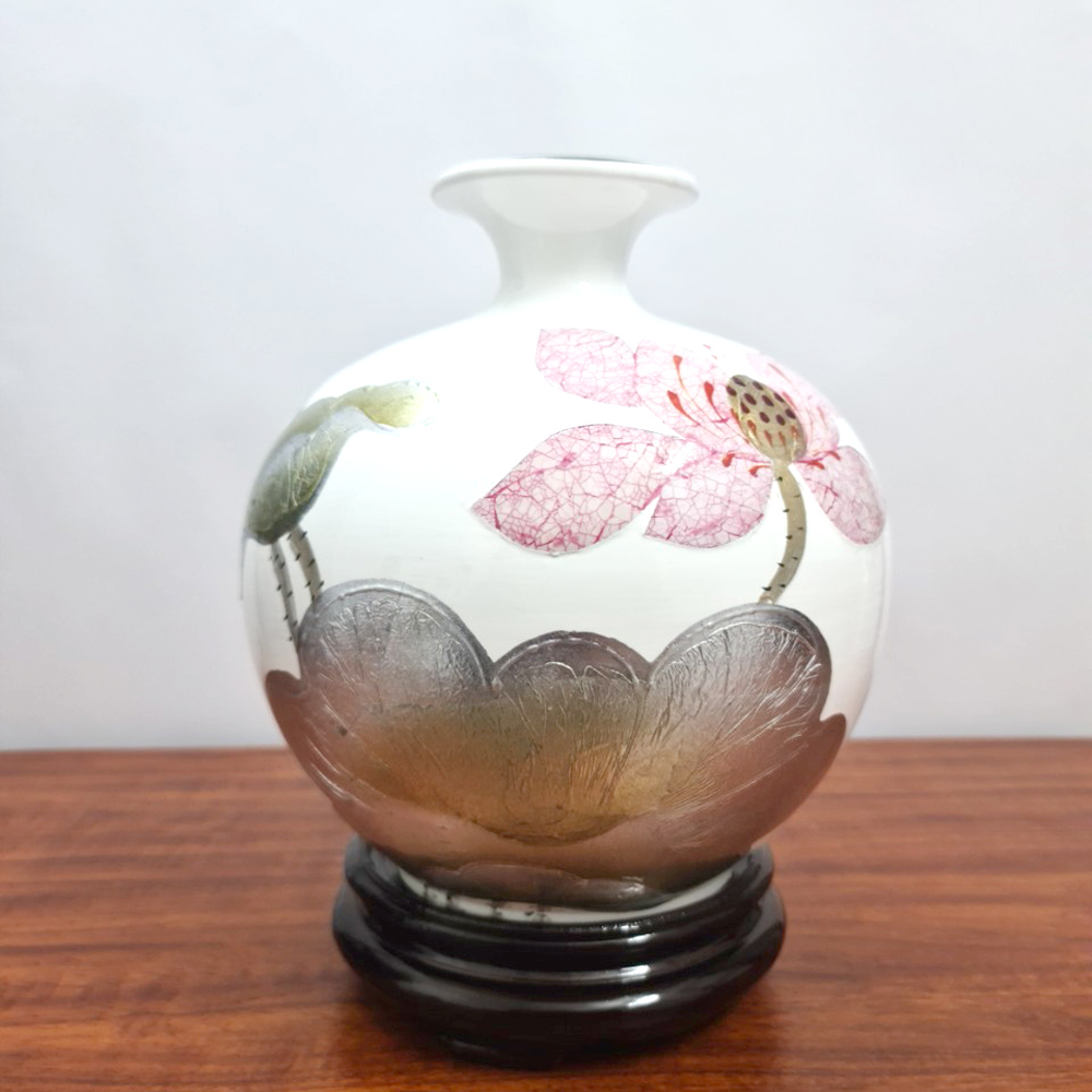 Bình Hút Lộc Gốm Sứ Sơn Mài Trắng Khảm Hoa Sen - 23cm - Maxi