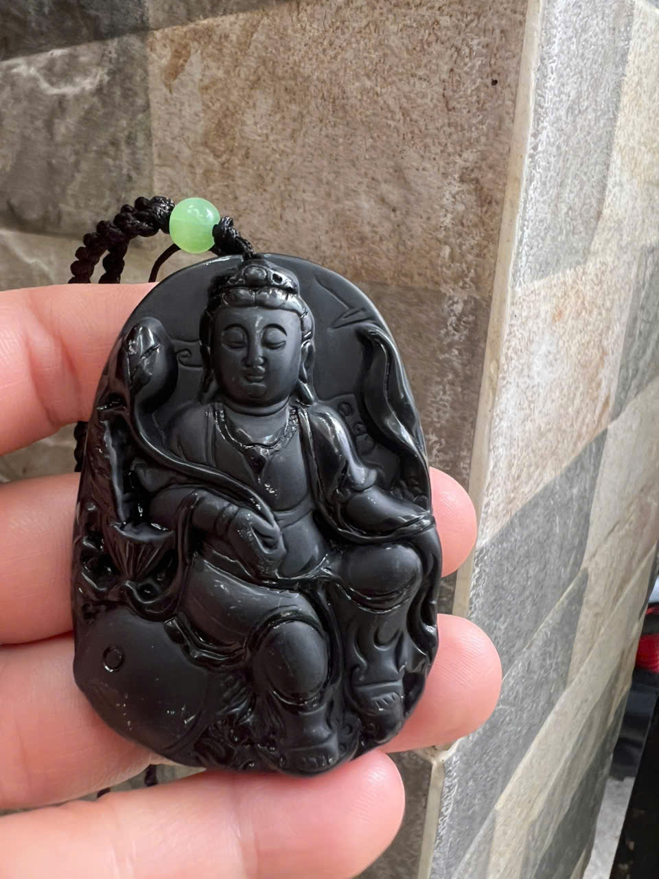 Mặt Dây Chuyền Nam Phật Quan Âm Cưỡi Cá Chép Đá Mã Não Đen Size To Cao 60mm Ngang 43mm Dầy 13mm ạ