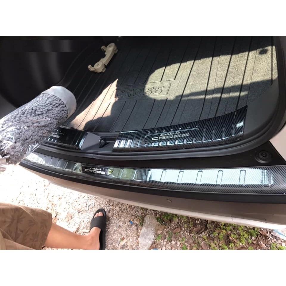 Bộ ốp chống trầy cốp trong, ngoài xe Toyota Cross 2020-2023 carbon cao cấp
