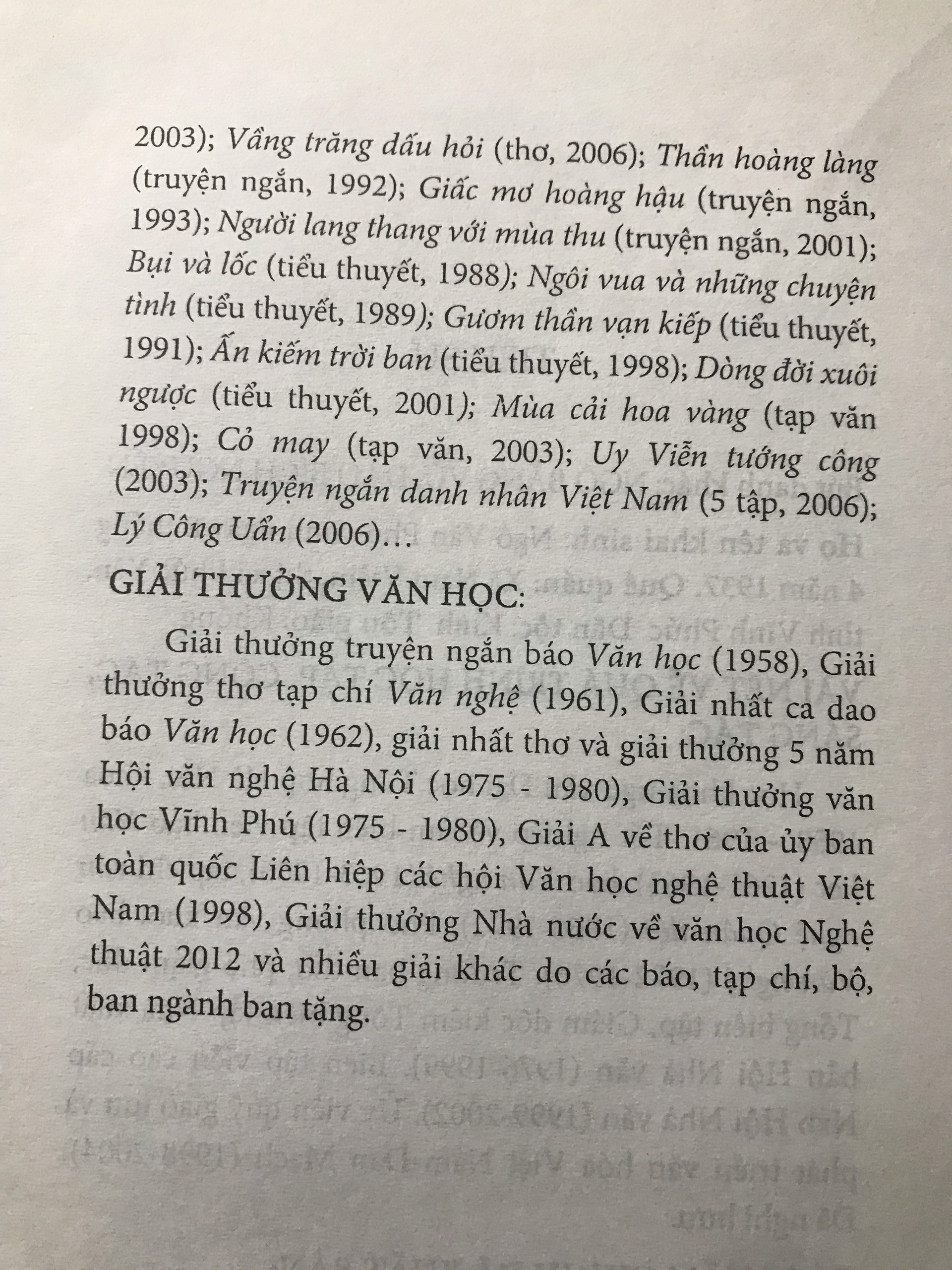 Tuyển tập thơ Ngô Văn Phú: Phương gió nổi - Vầng trăng dấu hỏi (Tác phẩm văn học được Giải thưởng Nhà Nước) sách bìa cứng tặng kèm bookmark