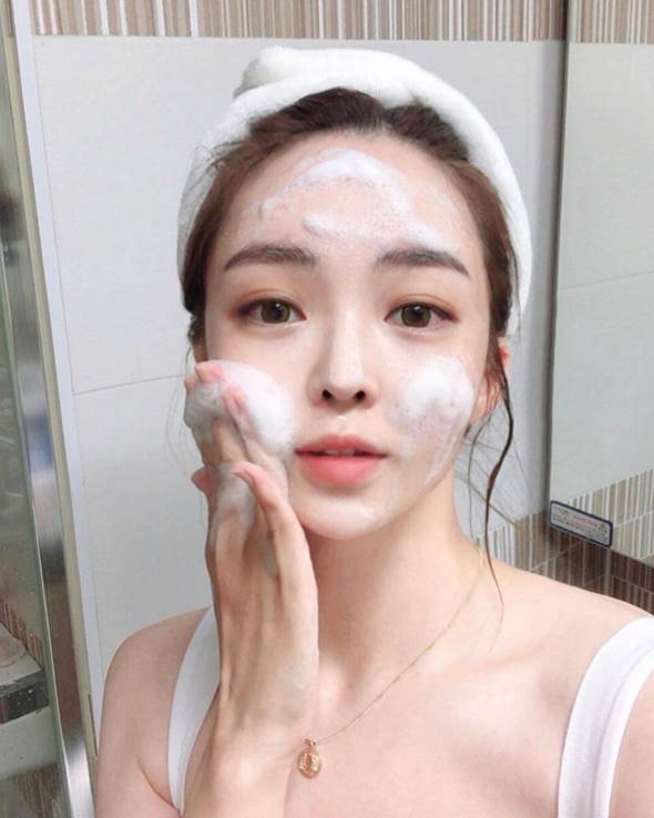 Sữa Rửa Mặt Hatomugi Facial Foam Dưỡng Ẩm Và Ngừa Mụn Chiết Xuất Hạt Ý Dĩ (Tuýp 170g)