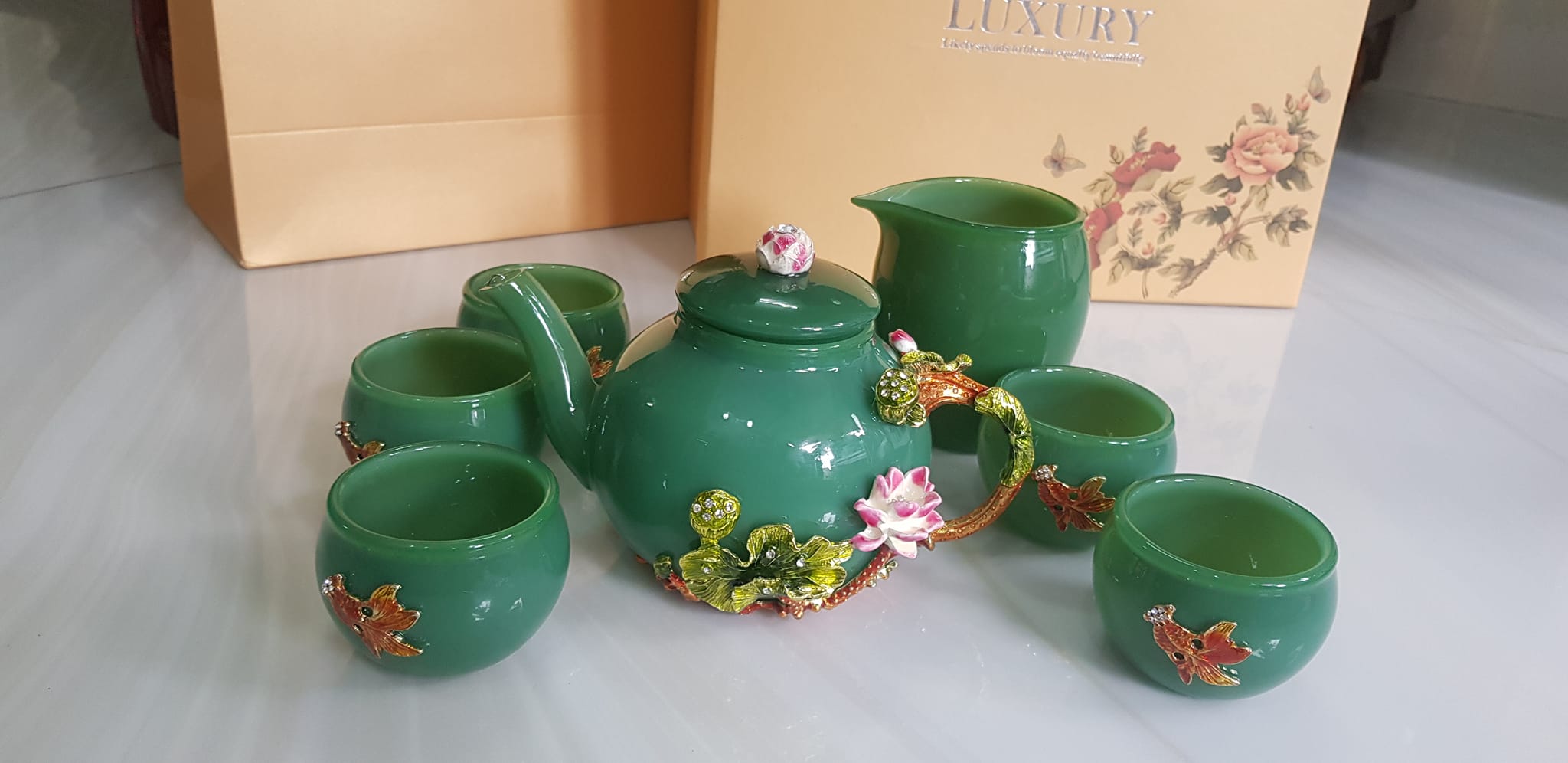 Bộ Bình Trà Chạm hoa kiểu rất đẹp đá mã não xanh ngọc tươi đậm đẹp anh chị để phòng khách, công ty, quà biếu tặng Sếp tặng tặng tân gia người thân ý nghĩa ạ