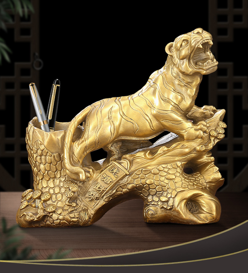 Tượng linh vật con hổ bên ống bút bằng đồng thau quà tặng cho năm nhâm dần phong thủy Hồng Thắng