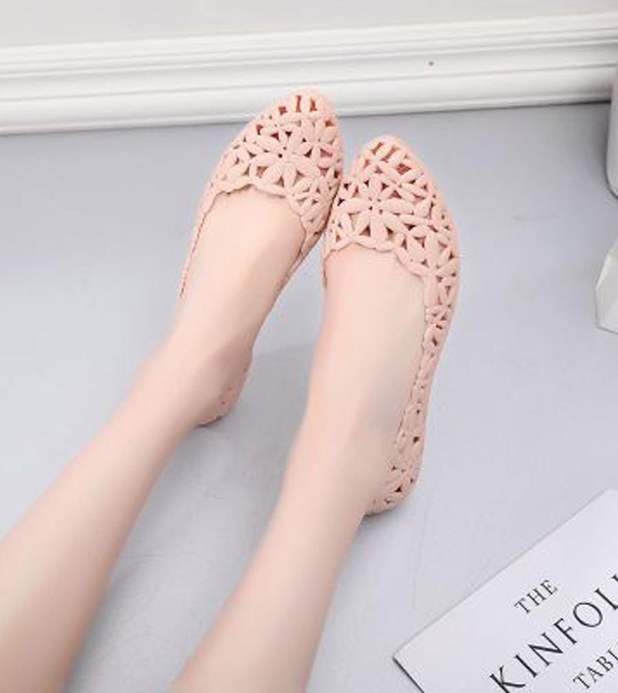 Giày nhựa đi mưa, giày bệt đế bằng chống trơn trượt màu đen, kem size 36 đến 40 V176