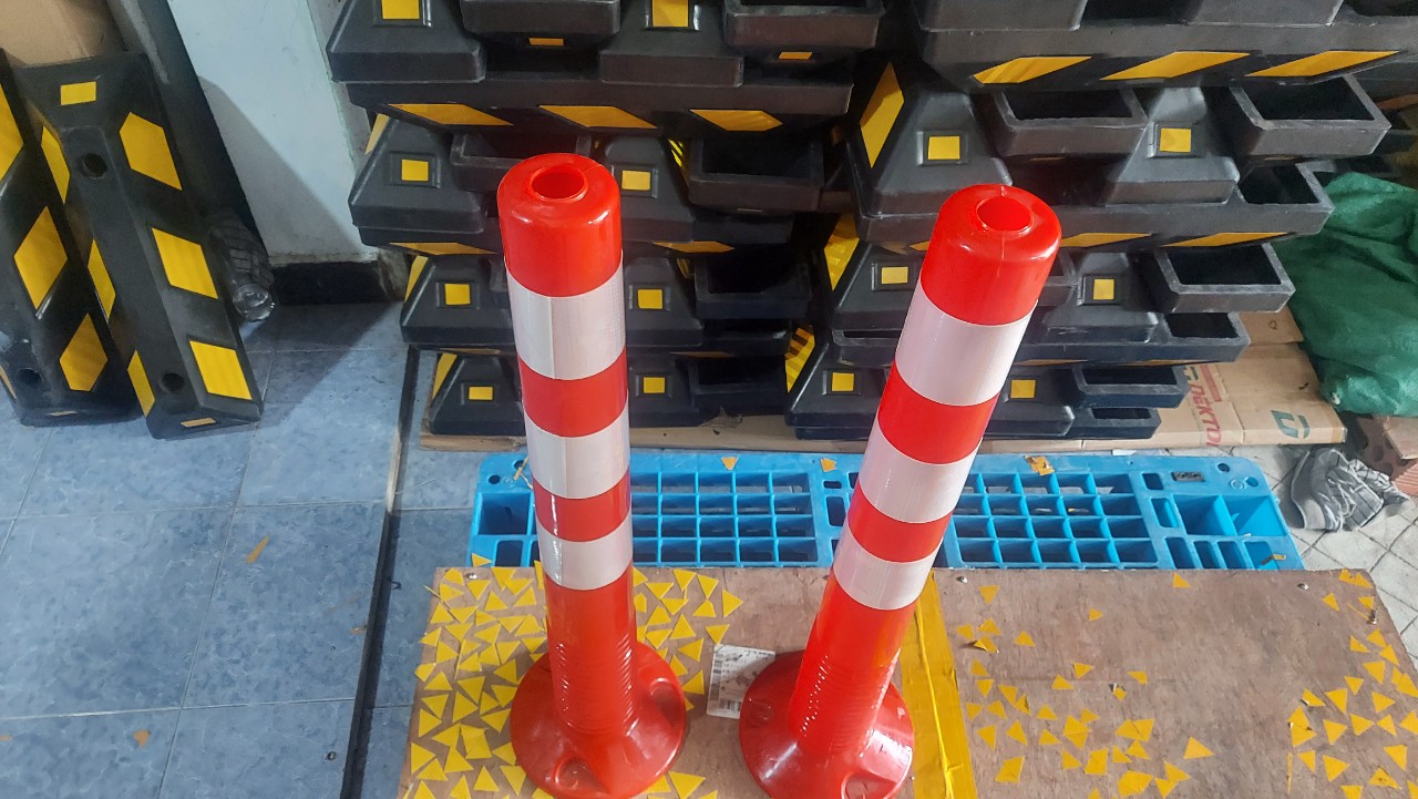 Trụ cọc tiêu phân làn giao thông cao 75cm đế 20cm có phụ kiện đi kèm